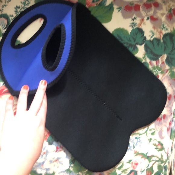 Double wine bottle carrier in black by BUILT - Picture 2 of 2